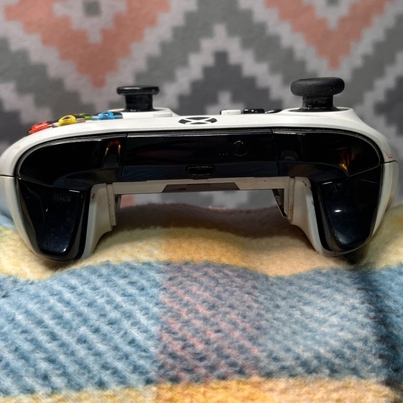 Slightly Scuffed Xbox One Wireless White Controller - Picture 5 of 6